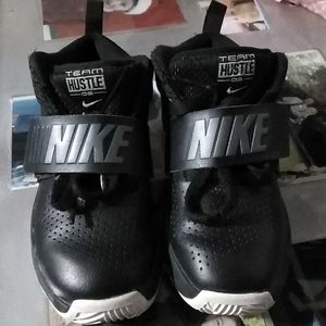 🎊 Excellent condition 👍 boys Nike sneakers 🎊